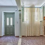 Centrally Yours: Spacious House In The Center Apartman *