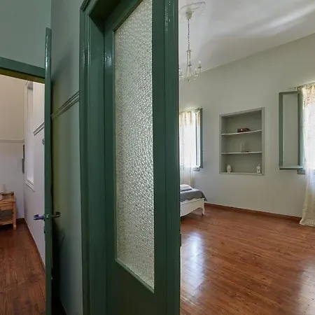 Centrally Yours: Spacious House In The Center Apartment