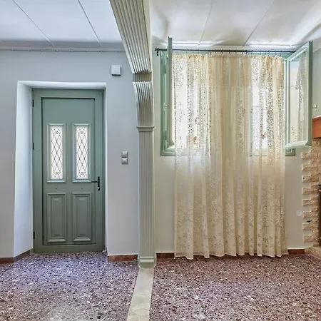 Centrally Yours: Spacious House In The Center Apartment *