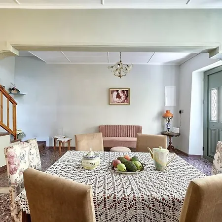 Centrally Yours: Spacious House In The Center Apartment *