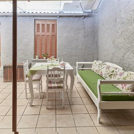 Centrally Yours: Spacious House In The Center Apartment *