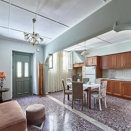 Apartment Centrally Yours: Spacious House In The Center