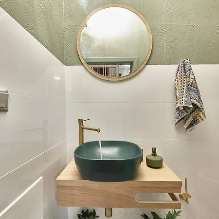 Centrally Yours: Spacious House In The Center Apartment *
