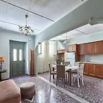 Apartmán Centrally Yours: Spacious House In The Center